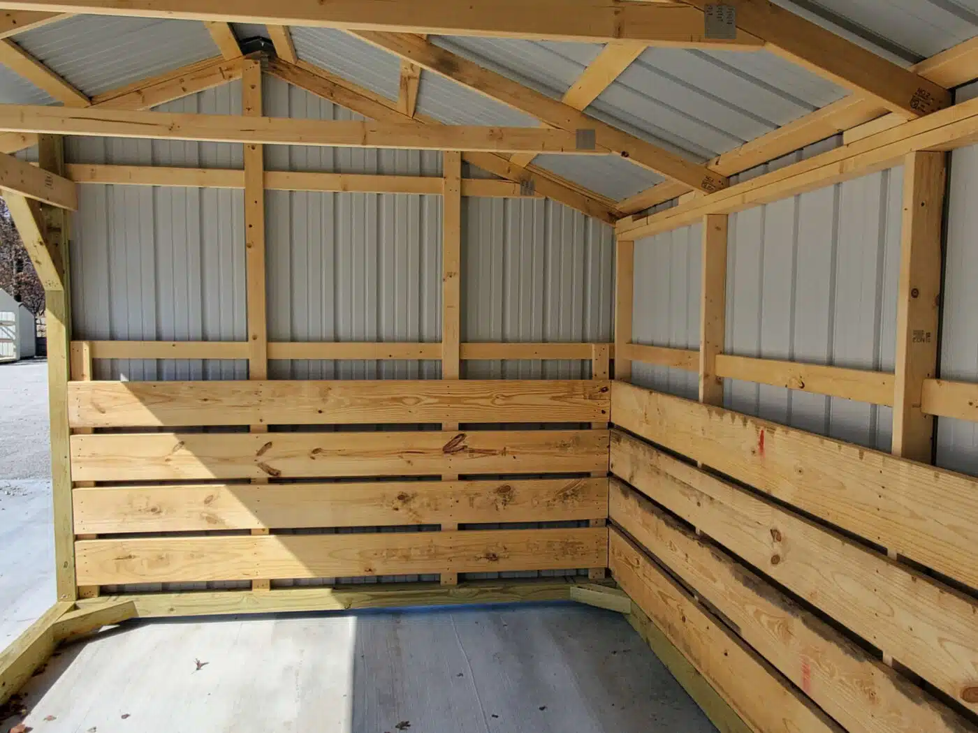 Metal-sided loafing shed in Branson Missouri
