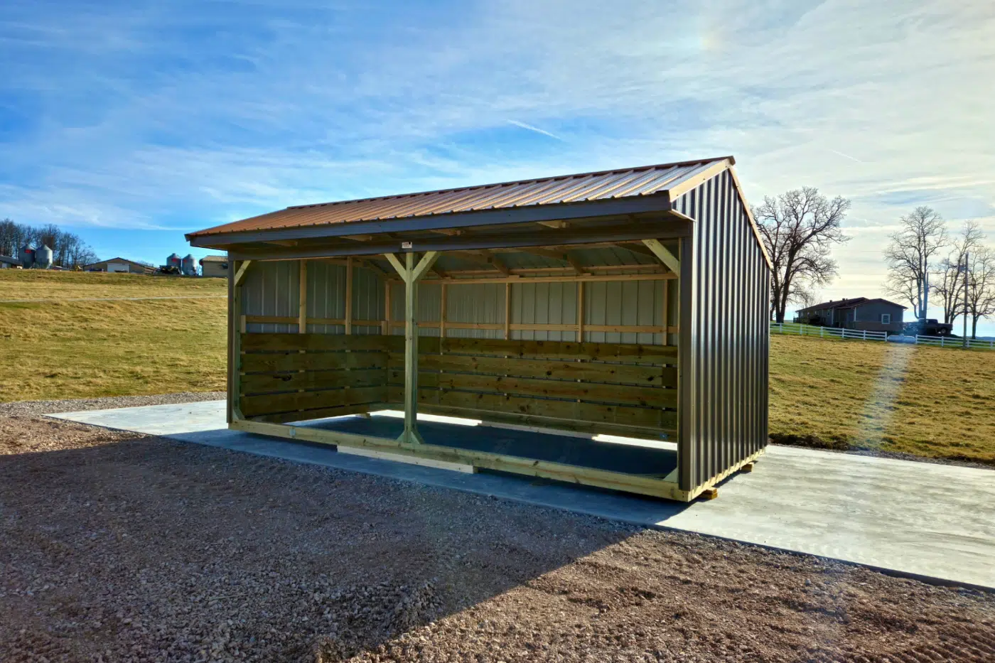 Open run-in loafing shed without a tack room